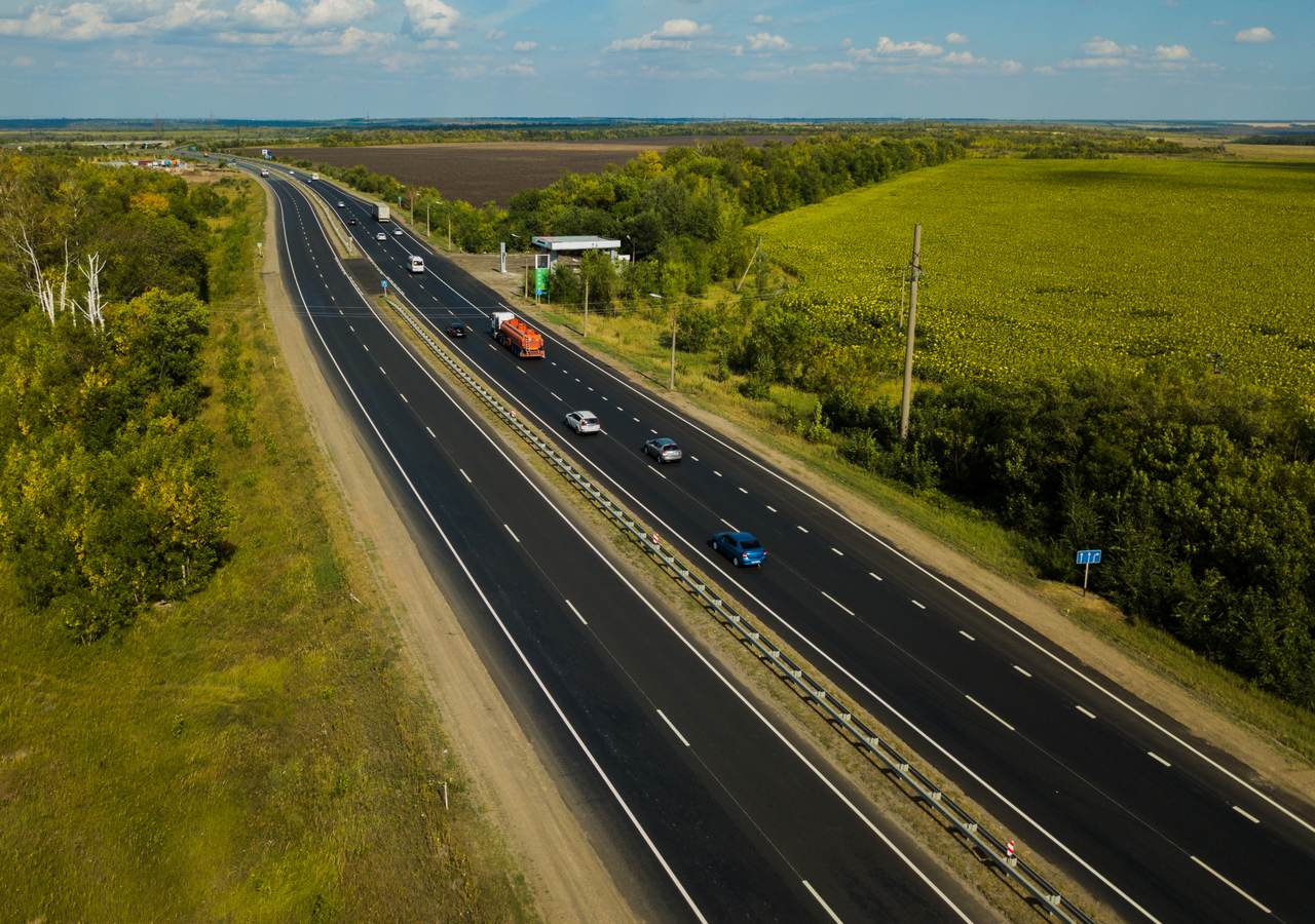 Заправка у федеральной трассы, вид сверху