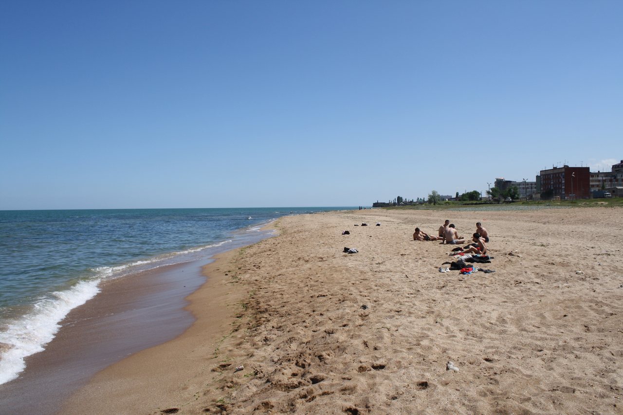 Песчаный пляж в Дербенте на Каспийском море
