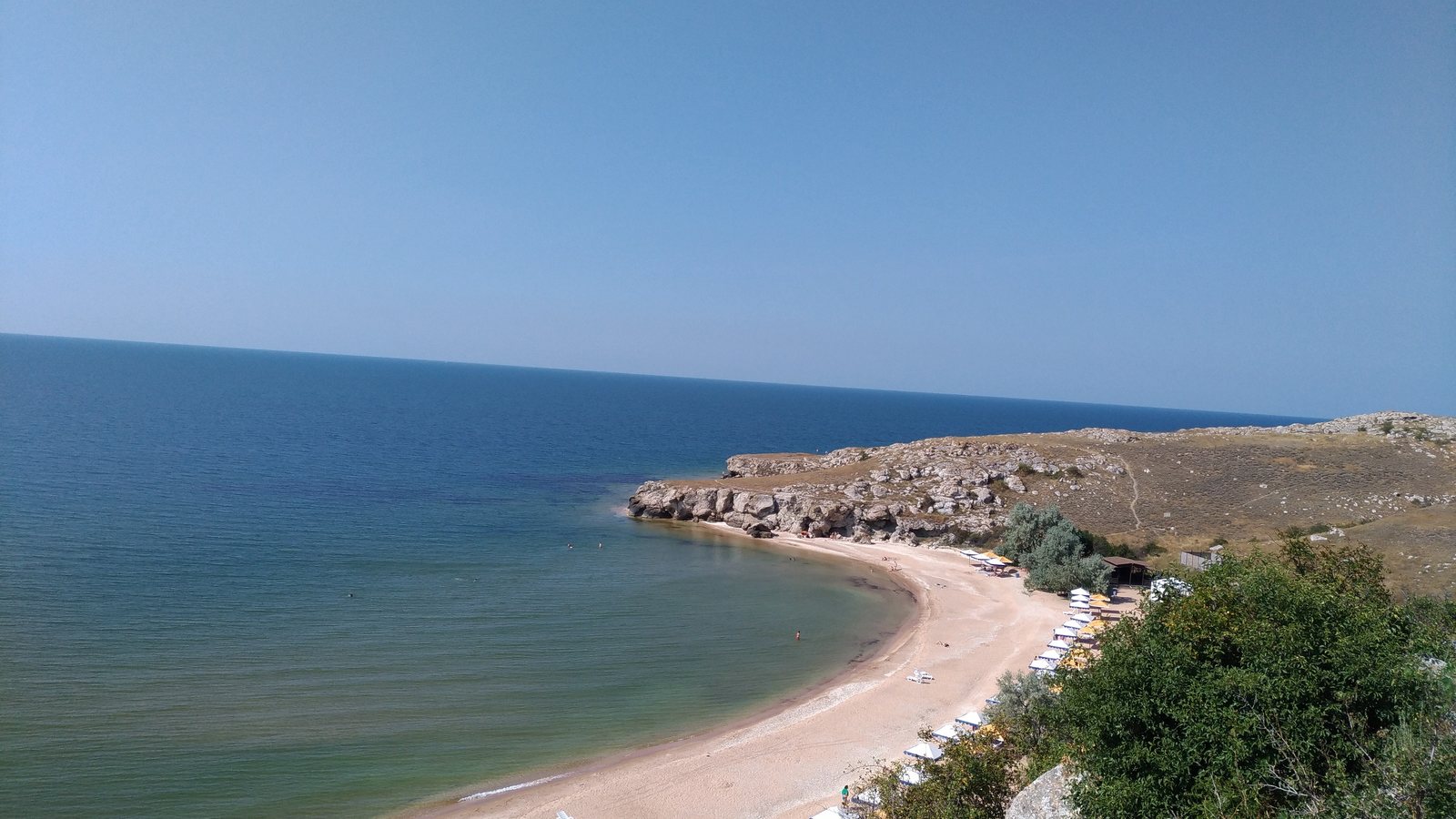 Пустой песчаный пляж и бирюзовое море