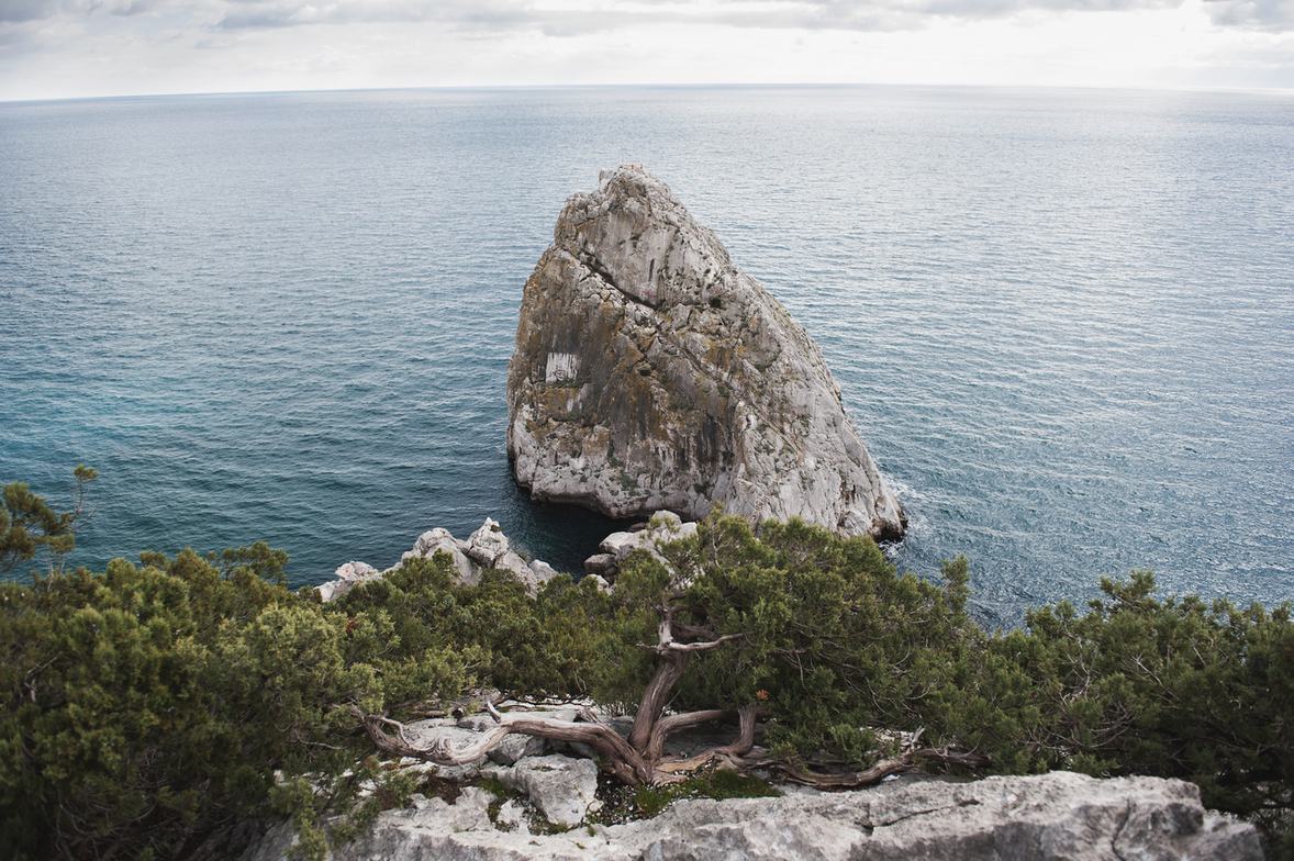 Скала над морем на южном берегу Крыма