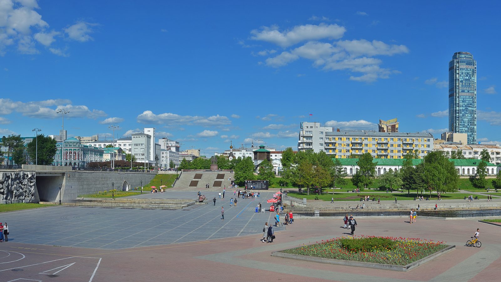 Городской пруд и высотки центра Екатеринбурга