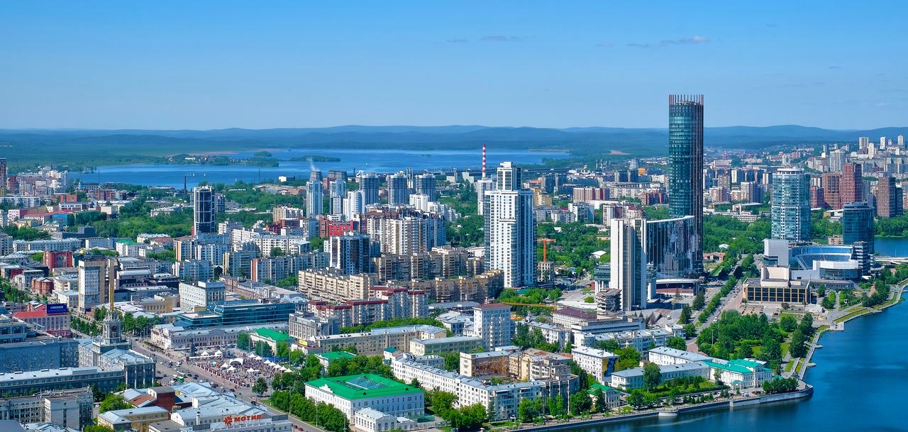 Панорама Екатеринбурга со смотровой площадки «Высоцкого»