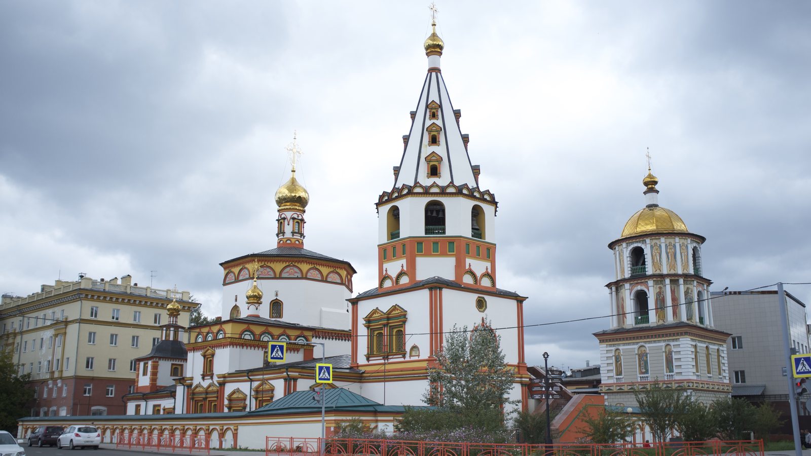 Богоявленский собор с цветными изразцами в историческом центре Иркутска
