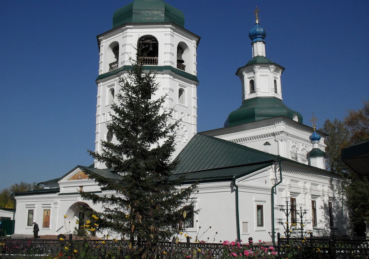 Белые стены и зелёные купола Знаменского монастыря в Иркутске