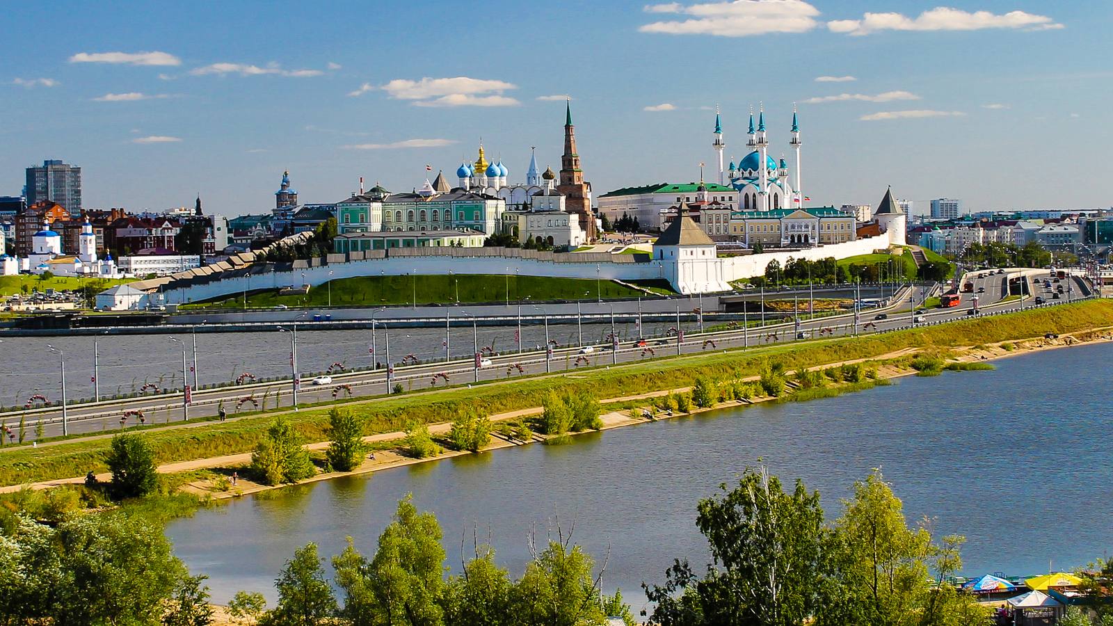 Белые стены Казанского кремля над рекой Казанкой