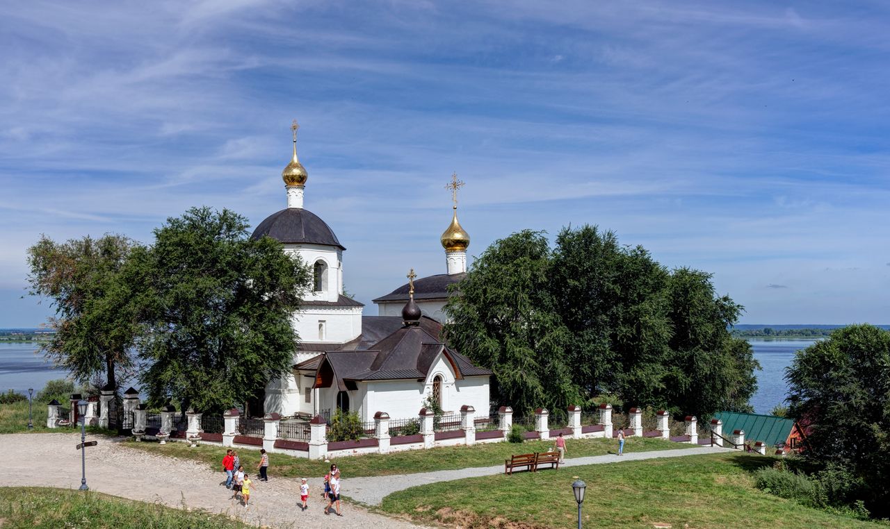 Белый храм на острове-граде Свияжске над Волгой