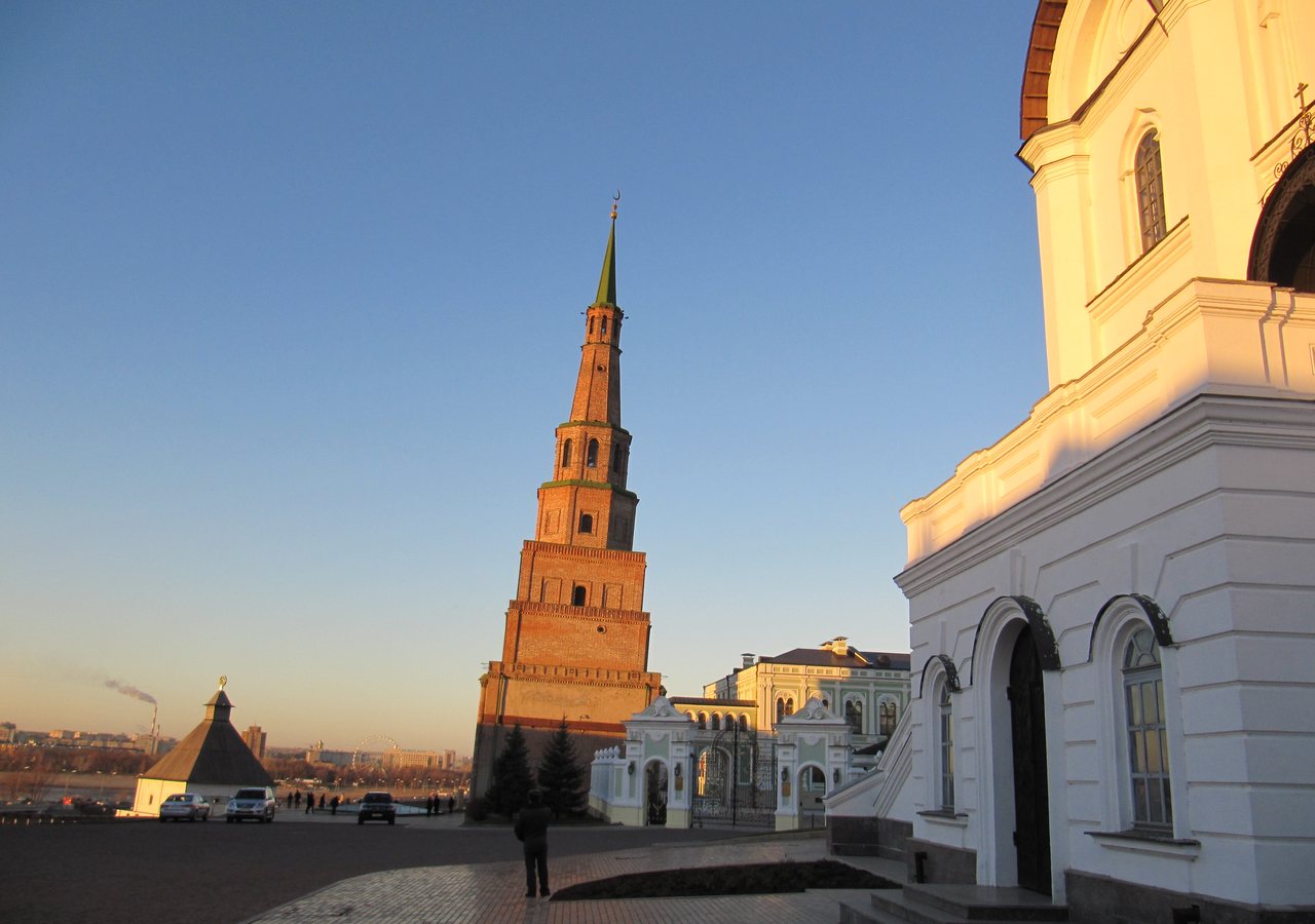 Падающая башня Сююмбике в Казанском кремле