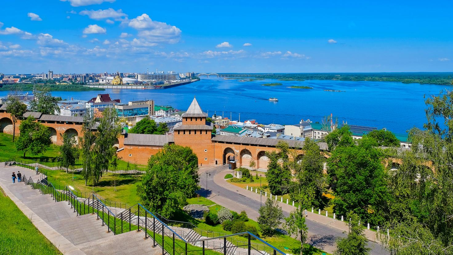 Стены Нижегородского кремля на склоне откоса над Волгой