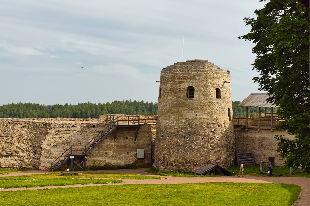 Стена и круглая башня Изборской крепости
