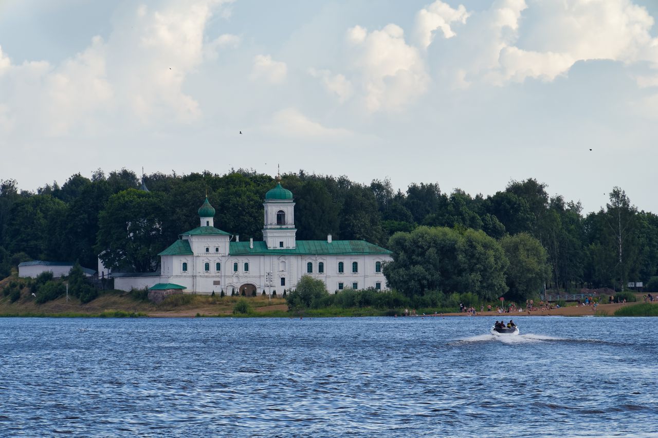 Мирожский монастырь на берегу реки Великой в Пскове
