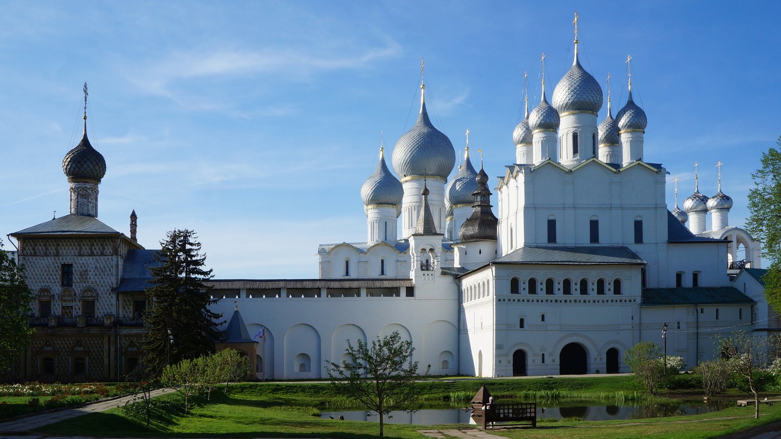 Ростовский кремль: белые стены, башни и купола