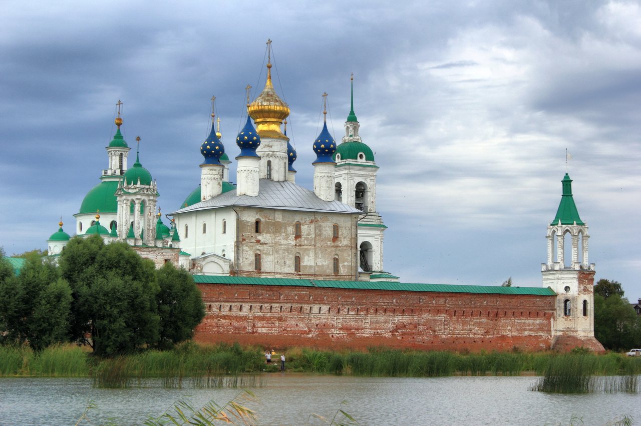 Спасо-Яковлевский монастырь на берегу озера Неро в Ростове Великом