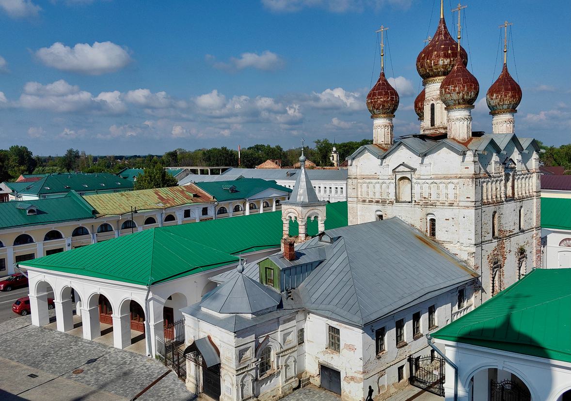 Торговые ряды и церковь Спаса на Торгу в центре Ростова Великого