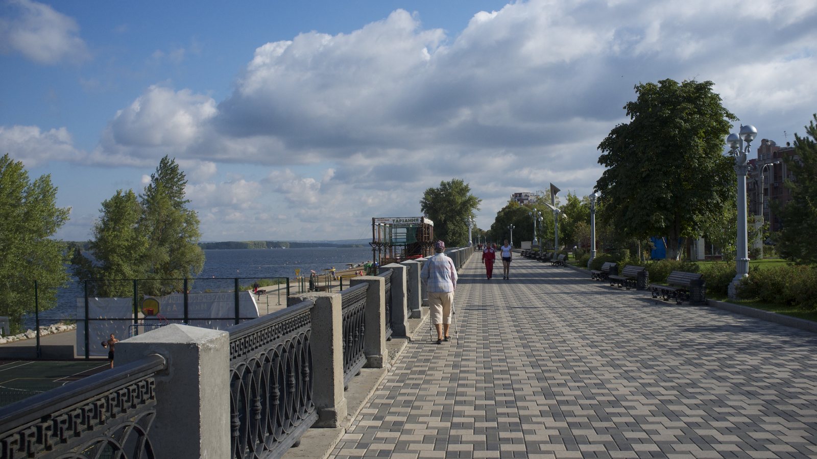 Набережная Волги в Самаре, вид вдоль берега