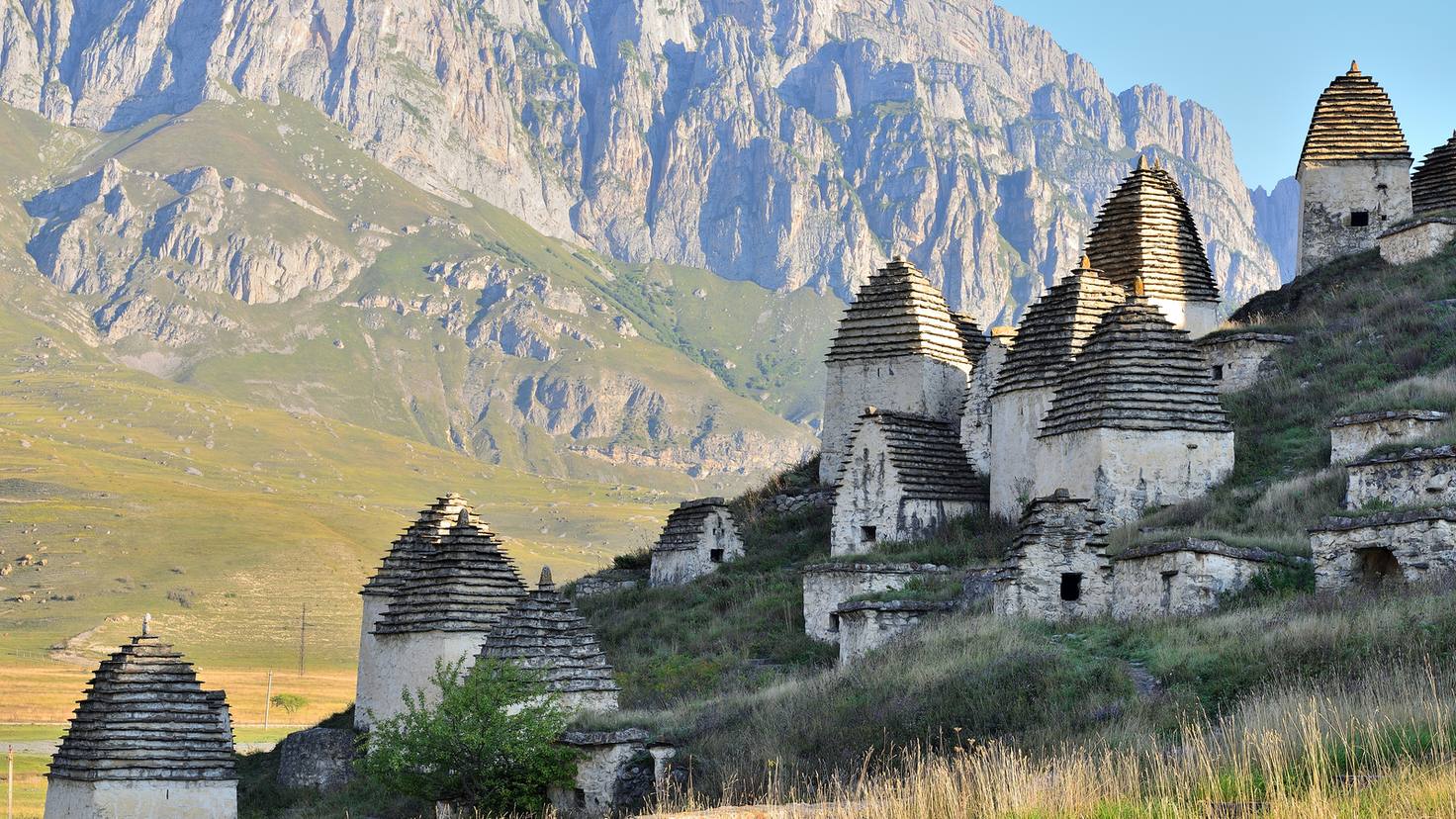 Некрополь Даргавс в Северной Осетии, каменные склепы на склоне