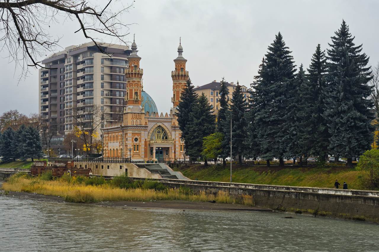 Суннитская мечеть на берегу Терека во Владикавказе