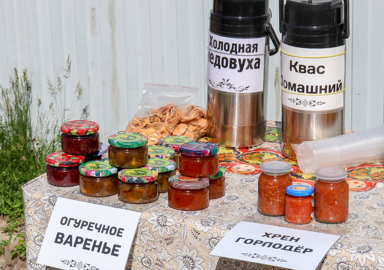 Прилавок с медовухой и домашними соленьями в Суздале