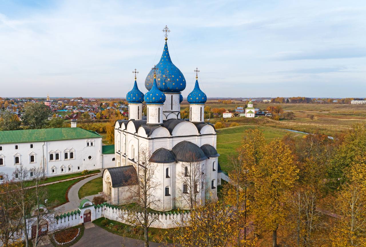 Рождественский собор Суздальского кремля с синими куполами