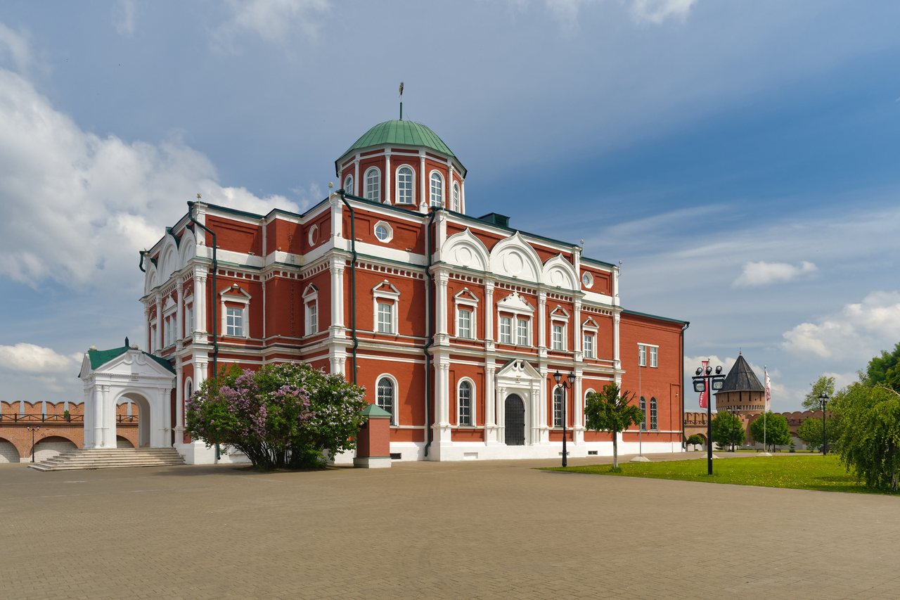 Двор Тульского кремля с собором и крепостной стеной
