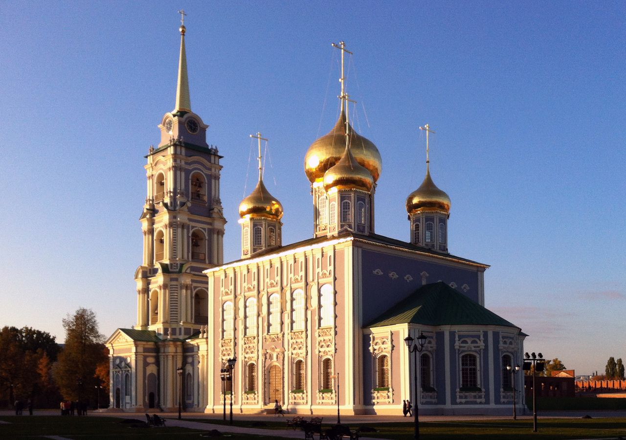 Успенский собор с колокольней в Тульском кремле на вечернем свету