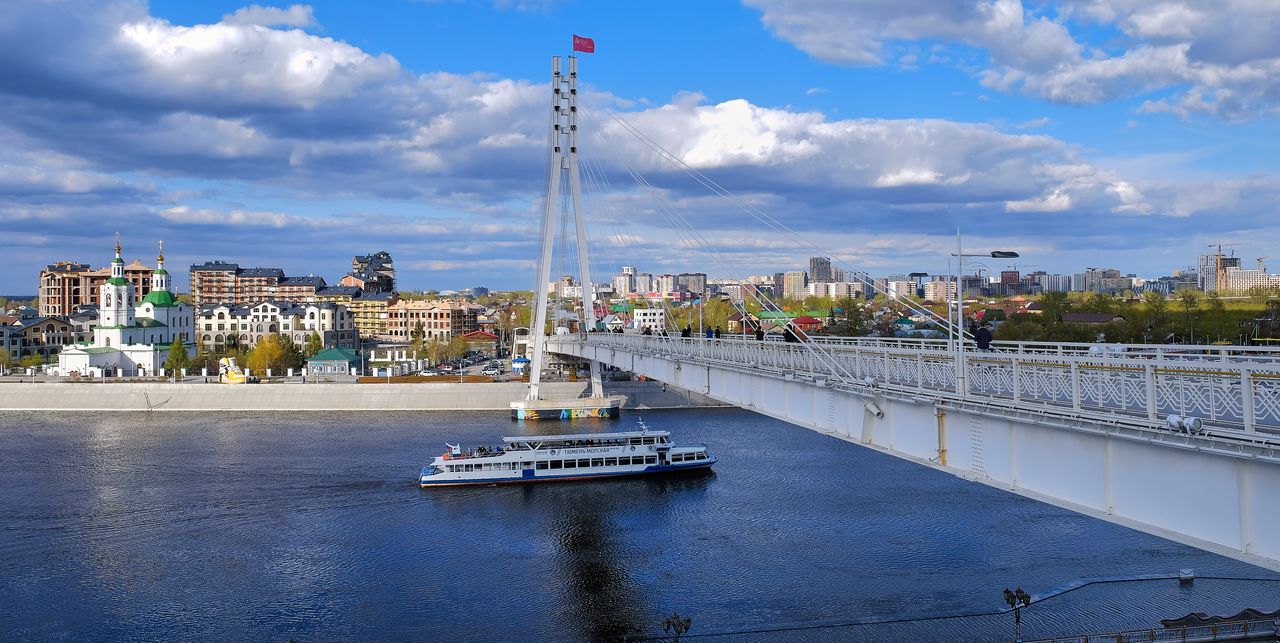 Вантовый мост Влюблённых через реку Туру в Тюмени