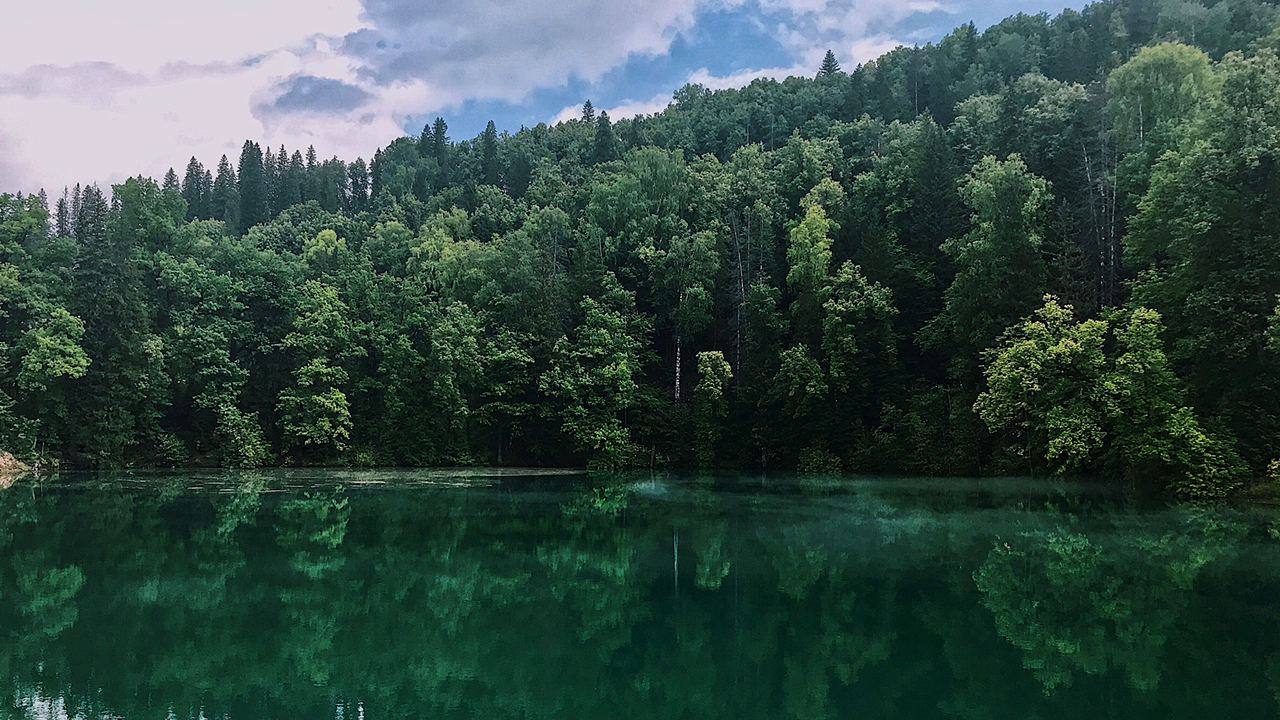 Бирюзовая вода родника Красный Ключ в Башкортостане