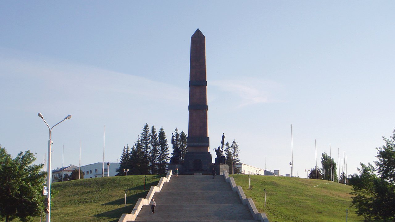 Монумент Дружбы на зелёном холме в Уфе