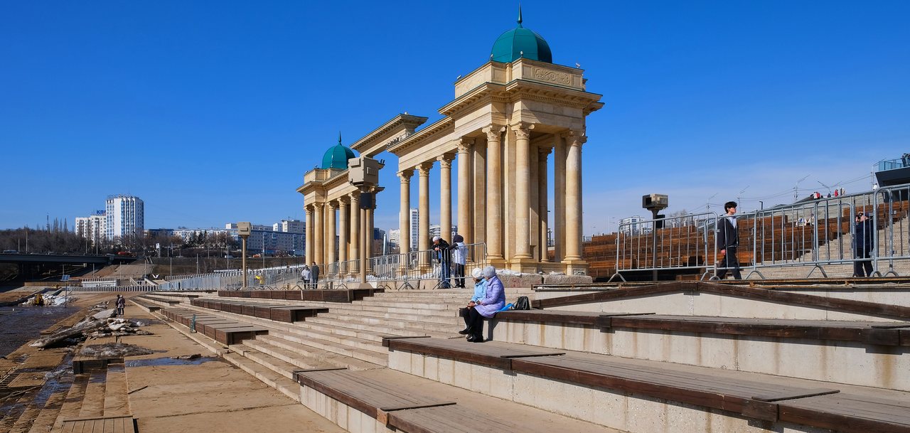 Колоннада и ступени набережной реки Белой в Уфе