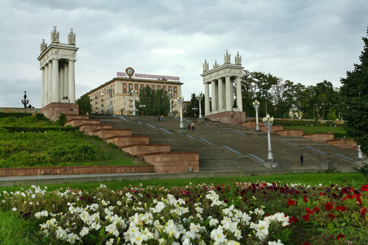 Парадная лестница центральной набережной Волгограда с пропилеями