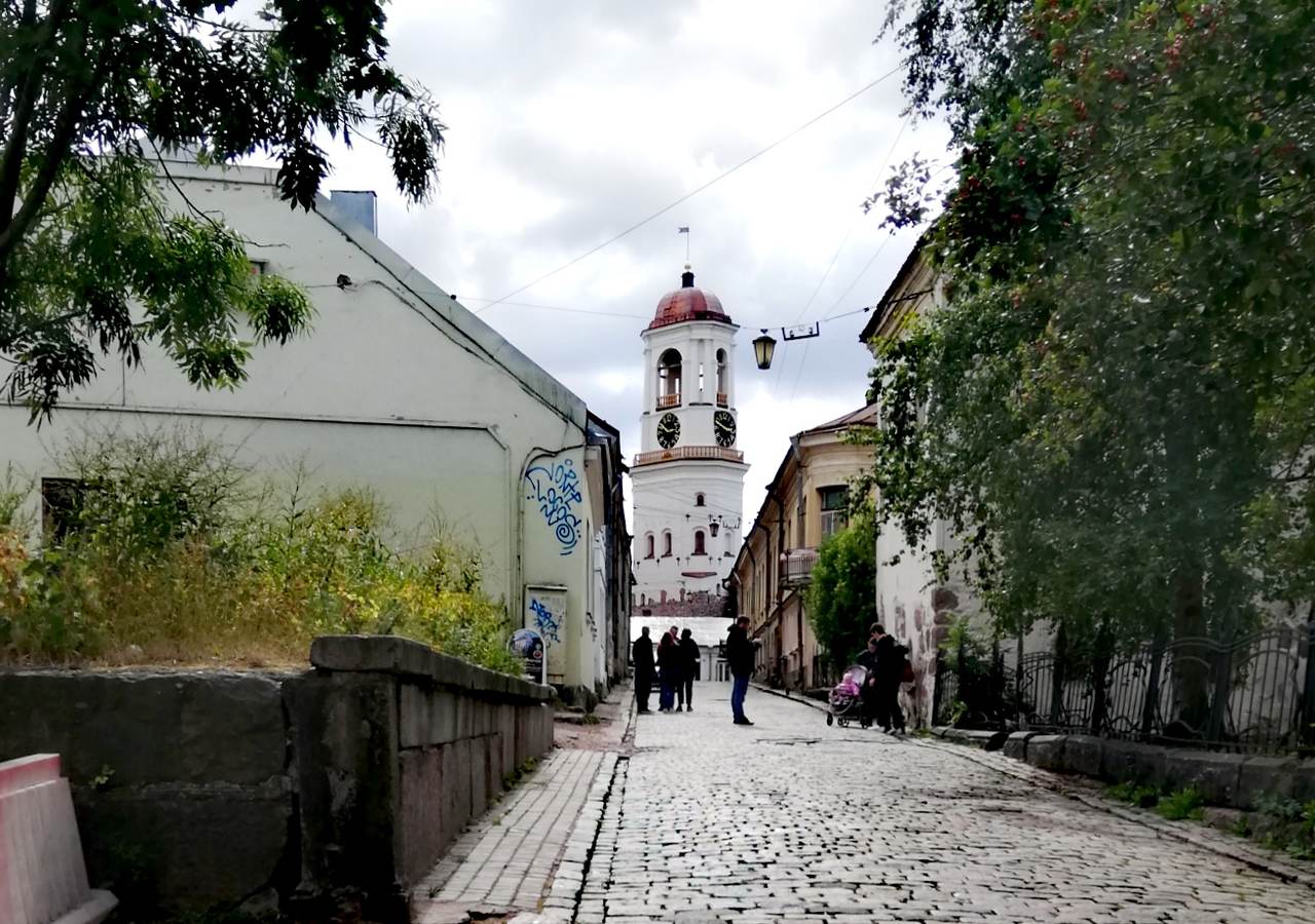 Мощёная улица Старого города в Выборге с Часовой башней в перспективе