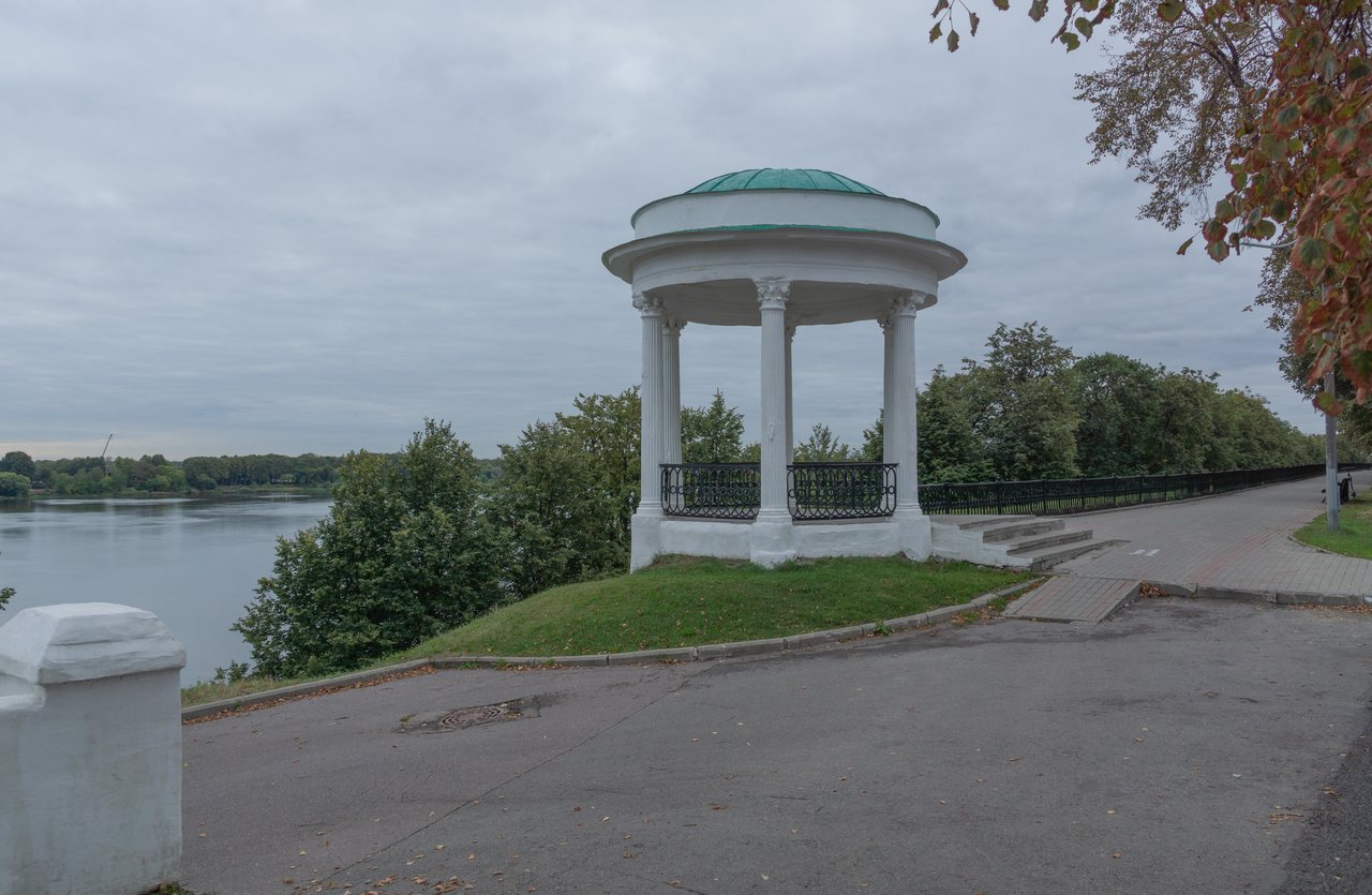Беседка-ротонда на Волжской набережной в Ярославле