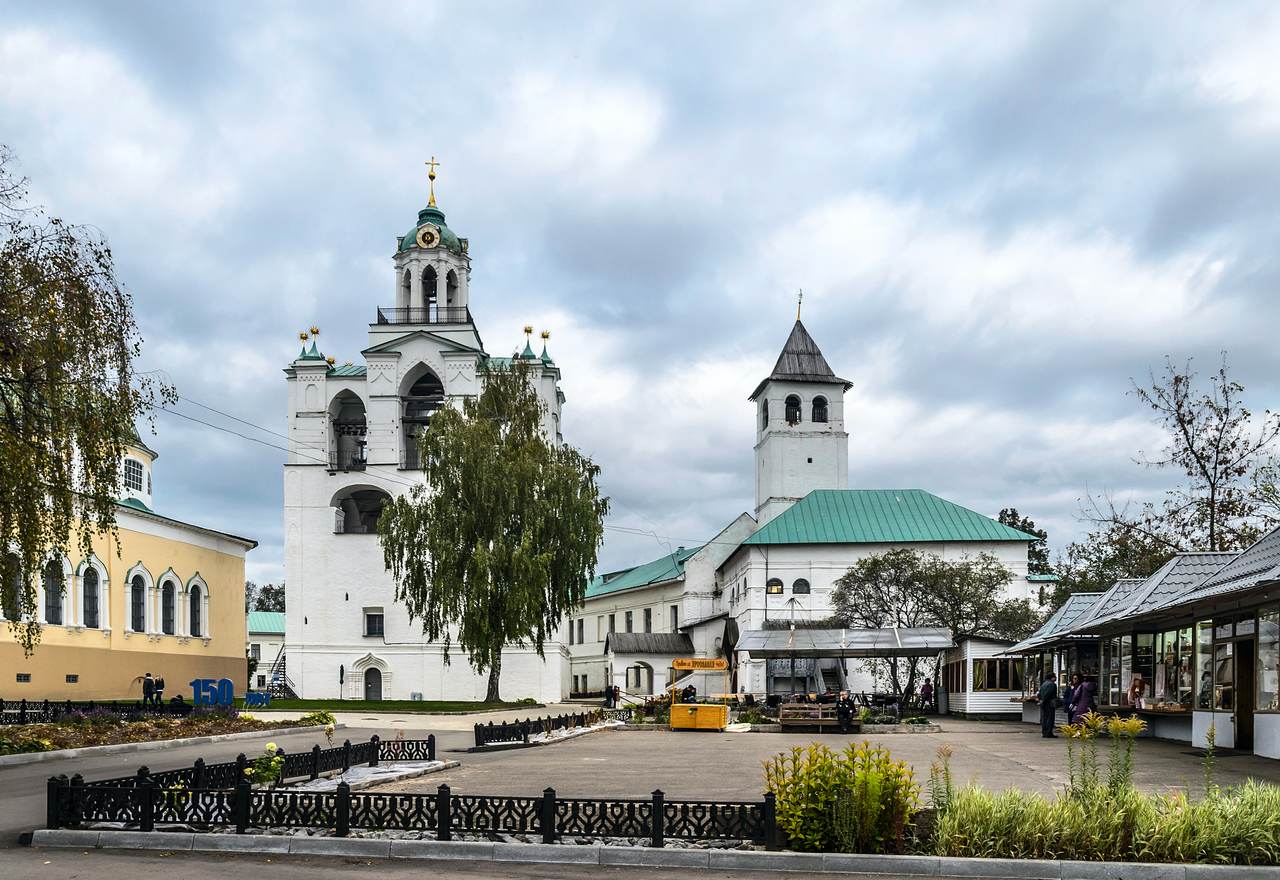 Двор Спасо-Преображенского монастыря со звонницей в Ярославле