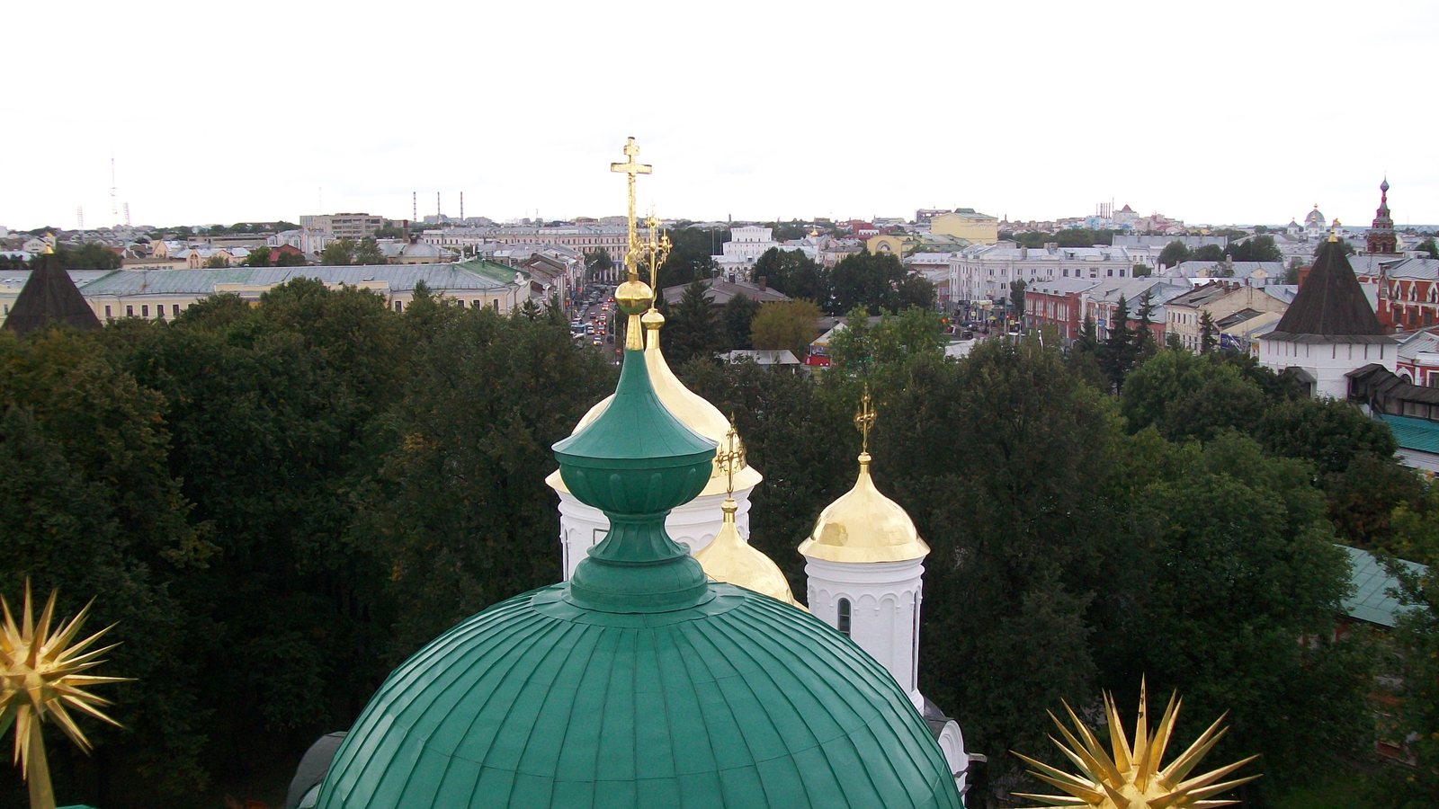 Вид на исторический центр Ярославля со звонницы монастыря