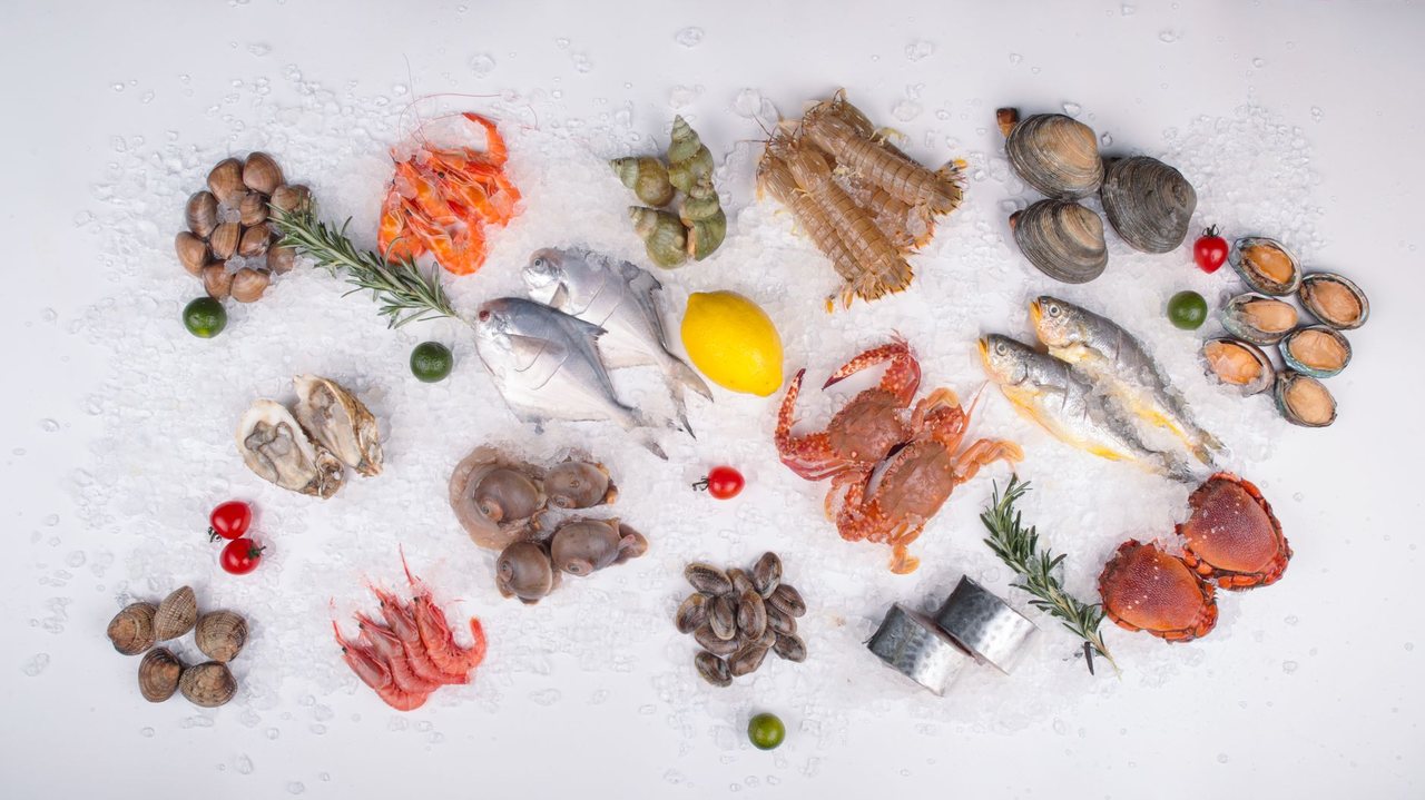 Морепродукты на льду: гребешок, моллюски и рыба