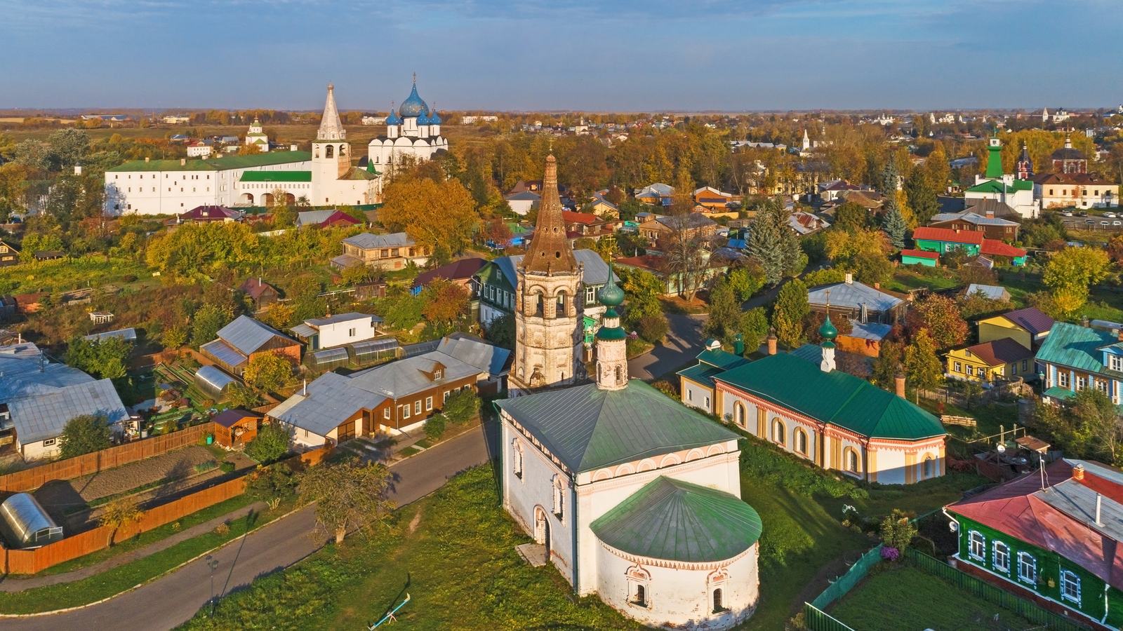 Суздаль с высоты: белые церкви и деревянные дома на закате