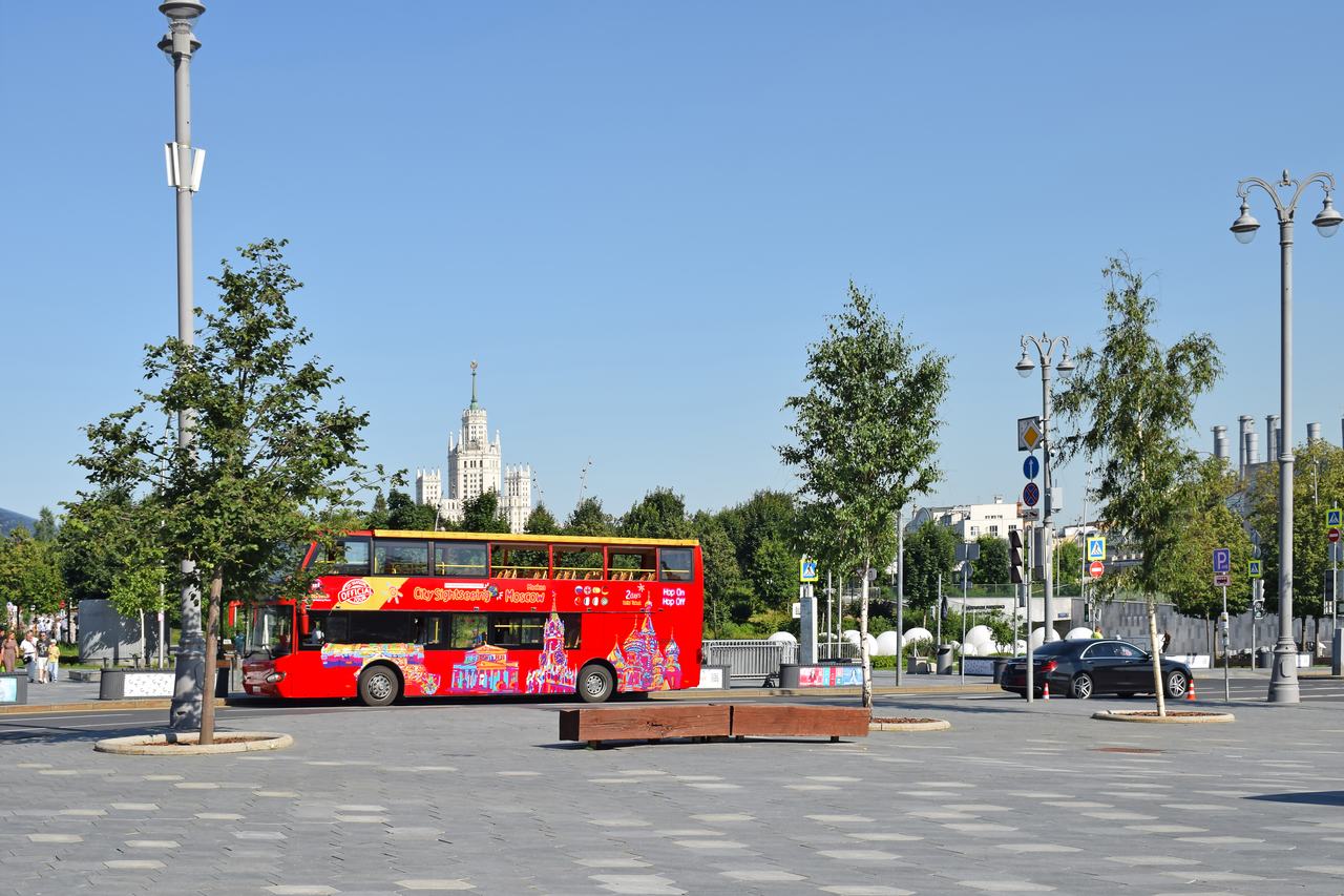 Экскурсионный автобус на городской площади