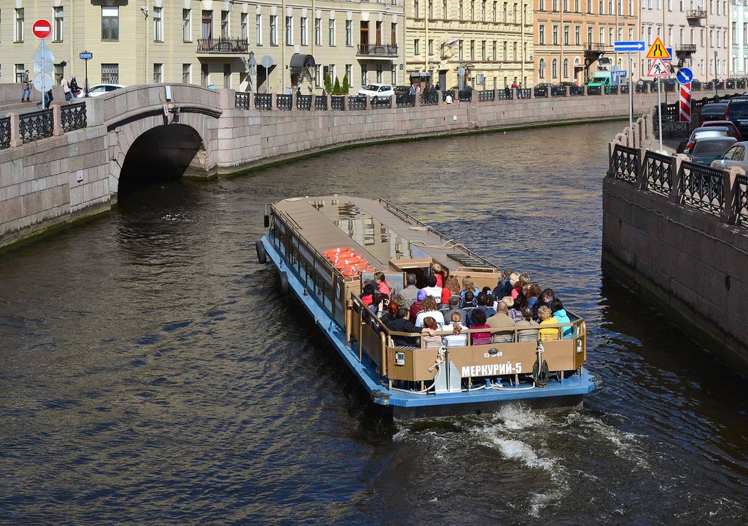Экскурсионный теплоход на реке Мойке в Петербурге