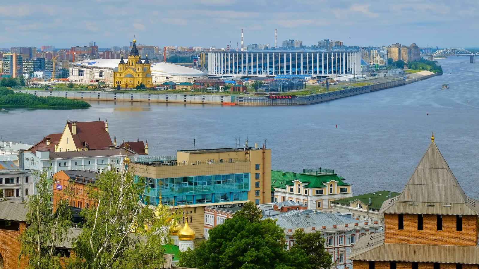 Вид на кремль и слияние Оки с Волгой в Нижнем Новгороде