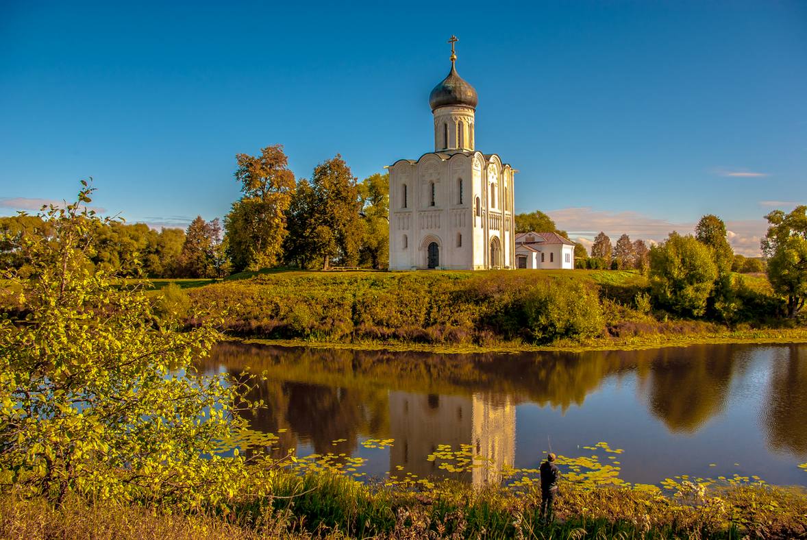 Церковь Покрова на Нерли и пожелтевшие деревья в пойме