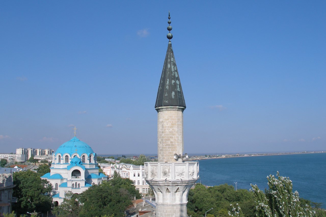 Минарет и старый город Евпатории на фоне моря