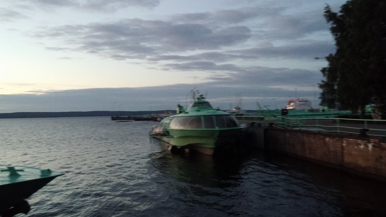 Метеор у причала на Онежском озере в Петрозаводске