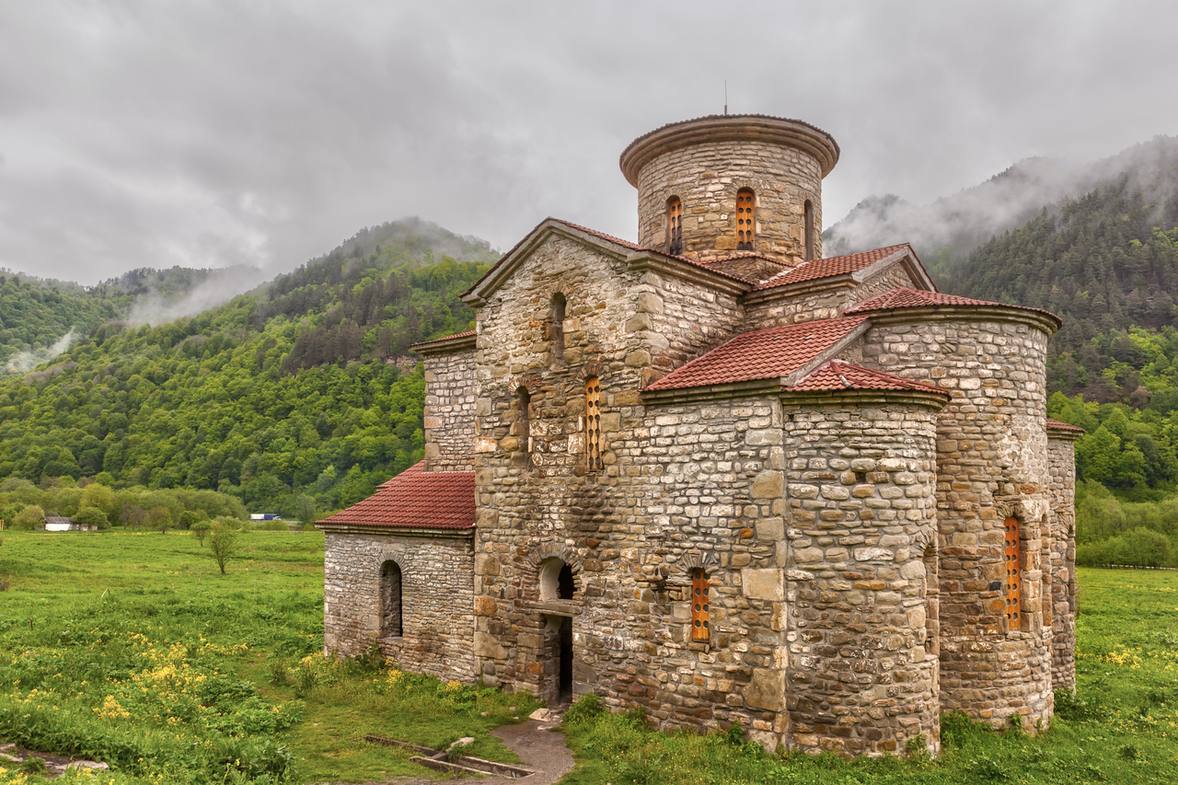 Аланский храм Нижне-Архызского городища среди гор