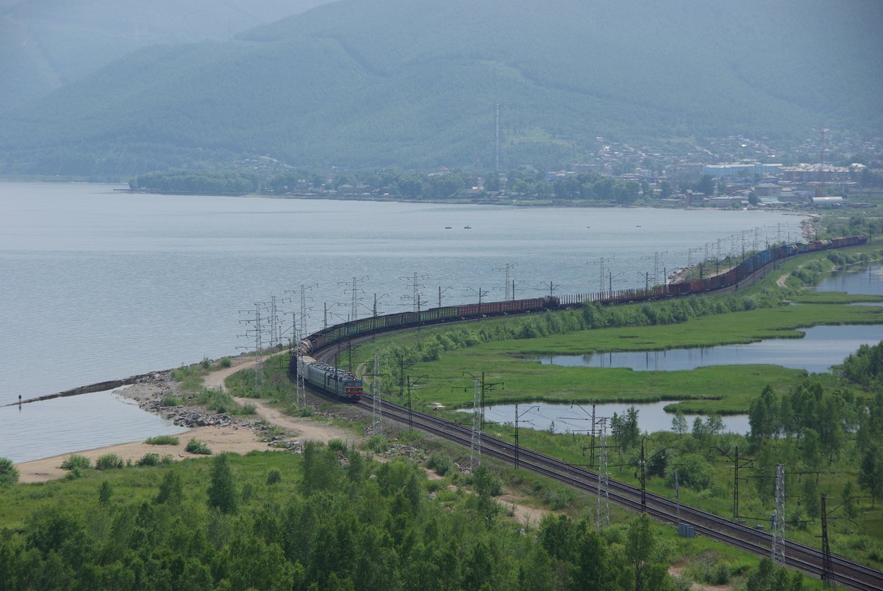Линия Транссиба вдоль берега Байкала