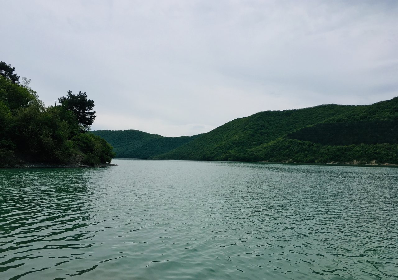 Озеро Абрау в лесистых холмах Краснодарского края