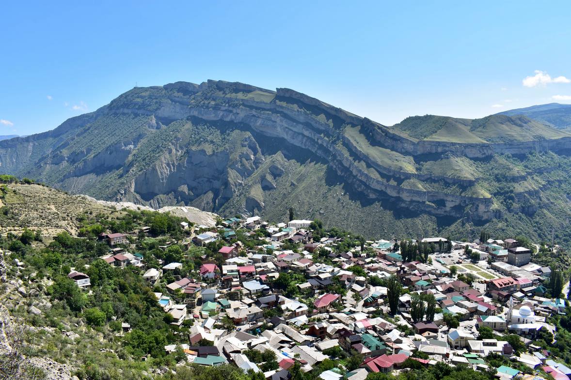 Село Гуниб на склоне гор в Дагестане