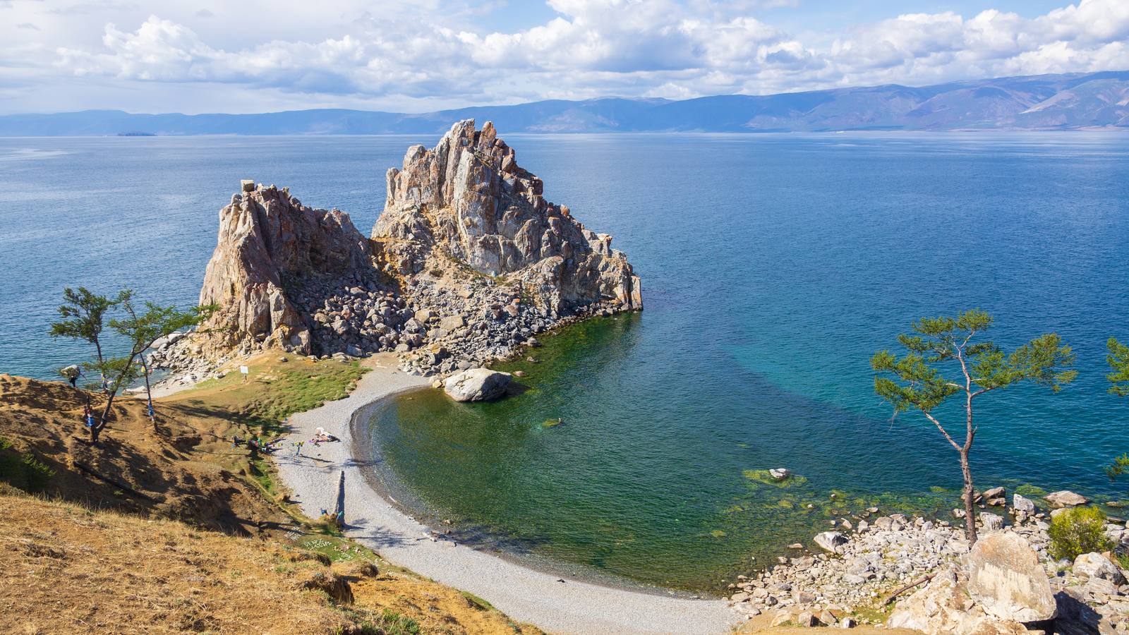 Скала Шаманка и бухта на острове Ольхон