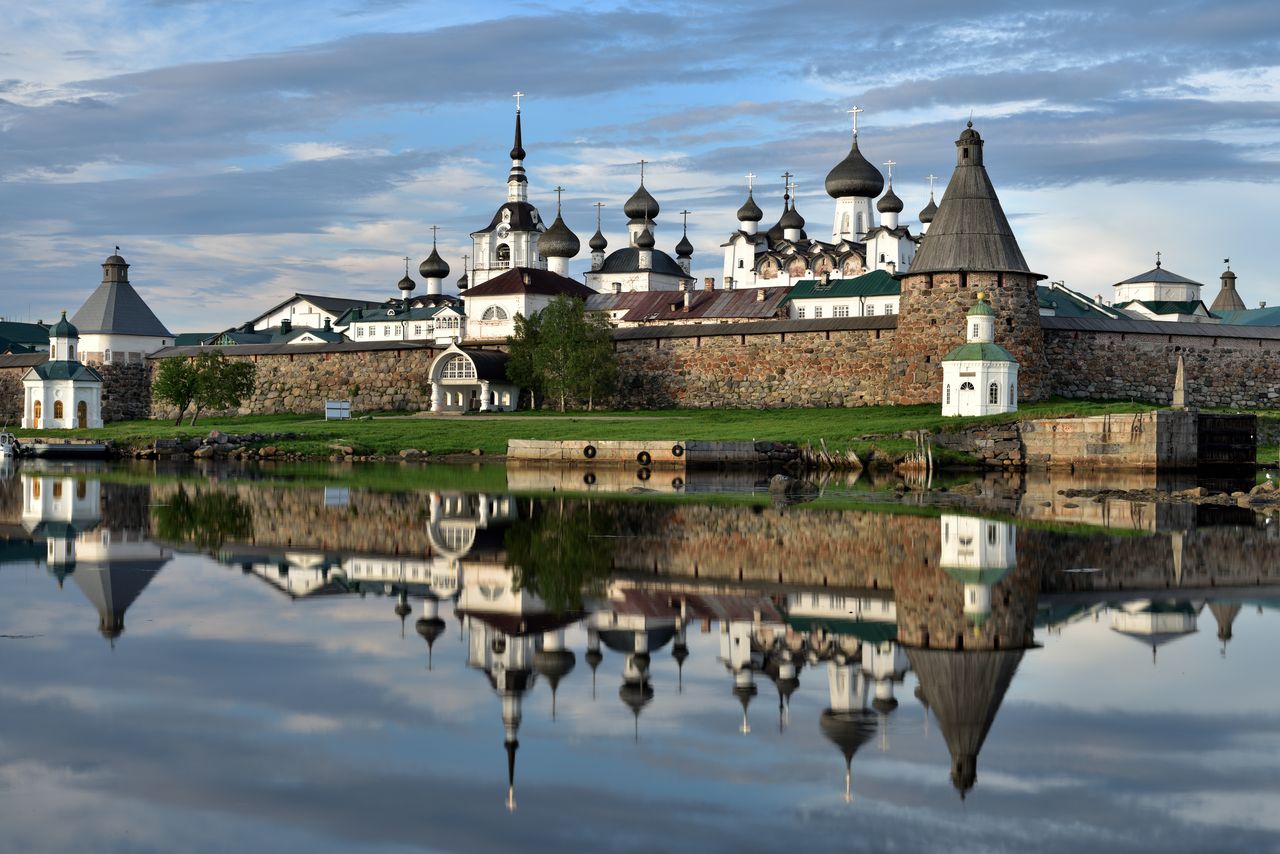 Стены и купола Соловецкого монастыря с отражением в воде
