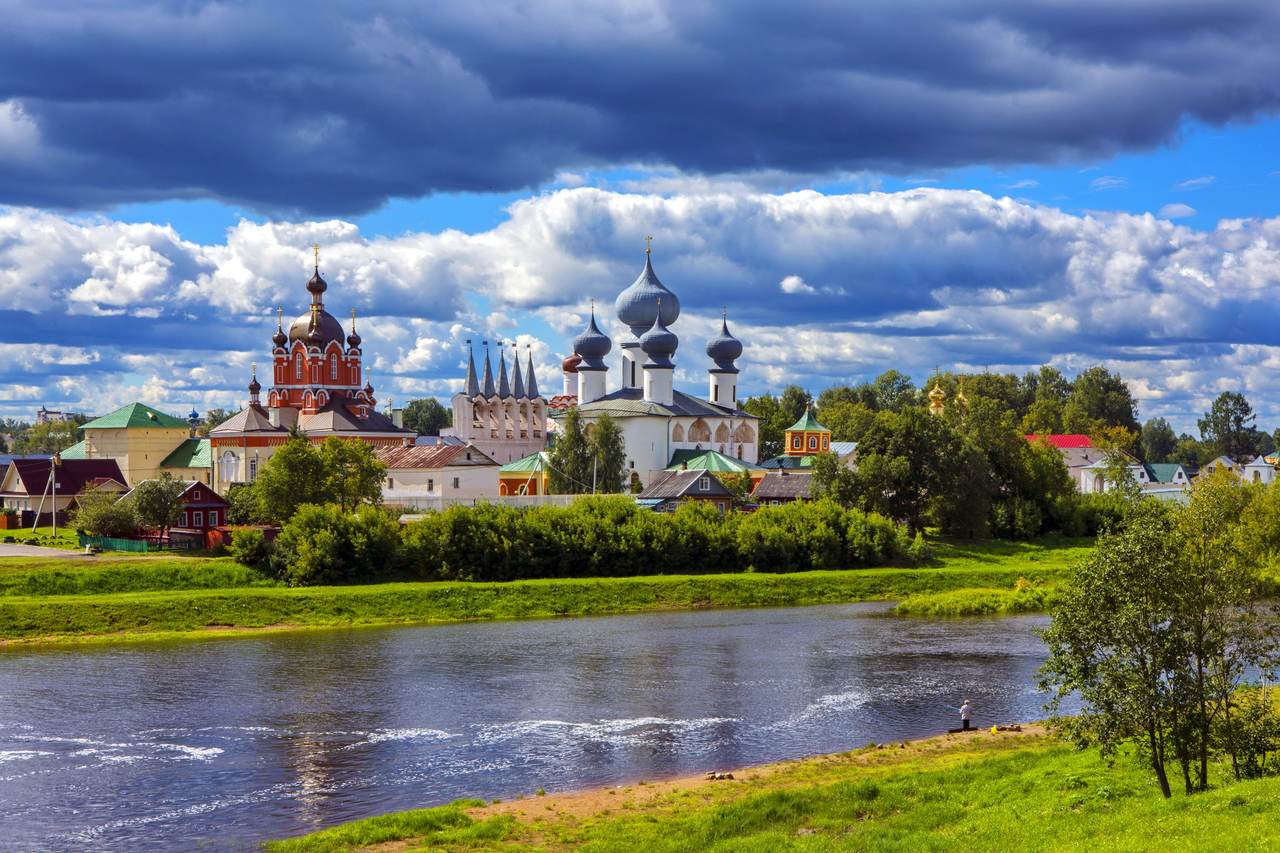 Тихвинский Успенский монастырь у воды