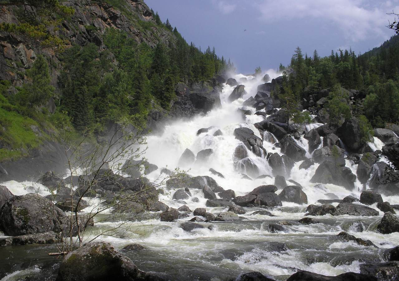 Большой Чульчинский водопад Учар в Республике Алтай