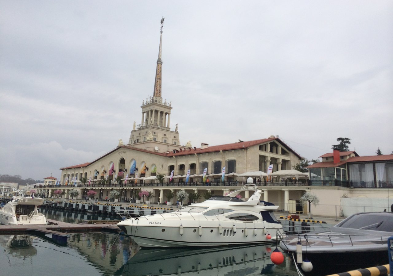 Набережная Сочи с пальмами зимой
